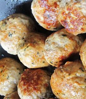Typický mauricijský pokrm tzv. "boulettes"