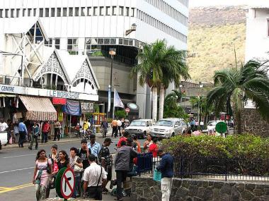 Mauritius a rušná ulice města Port Louis