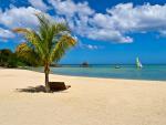 Pláž a moře u ostrova Mauritius